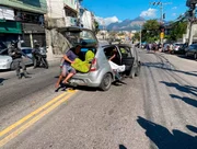 Carro retira corpos da comunidade após ação policial no Complexo do Alemão