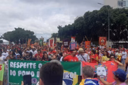 Antes das 7h, diversas caravanas e pedestres ocupavam as vias de acesso N1 e S1, rumo ao gramado central da Esplanada dos Ministérios, de onde cerca de 300 mil pessoas acompanharão o evento