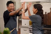 Meghan Markle e o chef de cozinha Roy Choi celebram o preparo de uma receita