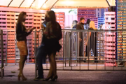 Frequentadores na porta do evento