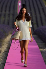 Bolsas de palha com detalhes coloridos na primavera/verão 2020 da Jacquemus
