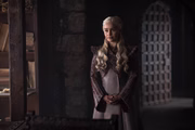 <b>Daenerys Targaryen (Emilia Clarke)</b>. Ela só quer saber do Trono de Ferro. E isso pode custar caro para a Mãe de Dragões. Ela já perdeu um de seus "filhotes" para o Rei da Noite na temporada passada. É um alvo natural do exército dos mortos e dos Caminhantes Brancos. A recente rivalidade com Sansa Stark periga ter consequências mais sérias na batalha
