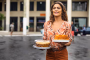 O talento como boleira a levará a vencer um reality show culinário e ela ficará rica novamente