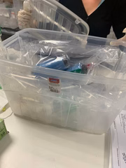 Com o tecido cirúrgico das clínicas, ela conseguirá produzir 18 mil máscaras com ajuda de voluntários