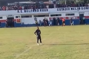 O goleiro tenta seguir a carreira
