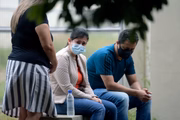 Mãe de uma das vítimas, um jovem de 14 anos, aguarda a liberação do corpo de seu filho no IML de Passos em Minas Gerais