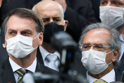 O presidente Jair Bolsonaro, após caminhar até o STF, diz que irá vetar reajuste a servidores durante pandemia de coronavírus