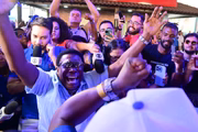 Neguinho da Beija-Flor comemora o 15º título do Carnaval