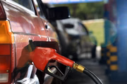 Com nova redução, gasolina fica abaixo dos R$ 5 no DF