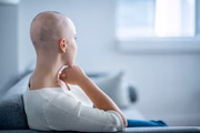 Entre as causas para o desenvolvimento do problema estão: doenças como hipotireoidismo e hipertireoidismo, lúpus eritematoso sistêmico, líquen plano, sífilis secundária e uso de certos medicamentos Entre as causas para o desenvolvimento do problema estão: doenças como hipotireoidismo e hipertireoidismo, lúpus eritematoso sistêmico, líquen plano, sífilis secundária e uso de certos medicamentos