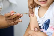 Apesar de não ser necessária a prescrição médica para vacinação, o governo federal recomenda que os pais procurem um profissional da saúde antes de levar os filhos para tomar a vacina