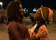 Kingsley Ben-Adir e Lashana Lynch como Bob e Rita Marley
