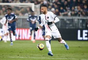 Começar tão novo no esporte fez com que Neymar por muito tempo se tornasse imbatível. Aos 15 anos, o atleta estava ganhando R$10 mil por mês. Aos 16, recebia R$ 25 mil. Aos 17, fechou com os primeiros patrocinadores