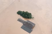 Diante do aumento do nível de rios, casas ficaram submersas