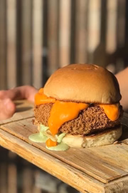 A hamburgueria Bulls conta com 12 lanches diferentes: na foto, o Squisito (R$ 36), que leva empanado de 160g de angus recheado com muçarela, molho green garlic, barbecue e cheddar inglês no pão brioche. Pedidos no iFood e no Rappi