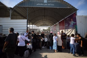Palestinos, alguns com passaportes estrangeiros, que esperam cruzar para o Egito na passagem de Rafah, no sul da Faixa de Gaza
