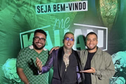 MC Kauan na apresentação oficial do novo projeto, ao lado de Rodrigo Oliveira, dono da GR6 (direita)