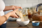 A aveia é um dos alimentos naturais que apresentam beta-glucana na composição, uma espécie de fibra saudável para o coração que retarda a digestão e, consequentemente, impede o descontrole de açúcar no sangue (hiperglicemia)