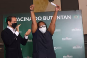 Enfermeira Mônica Calazans recebe segunda dose da Coronavac em São Paulo