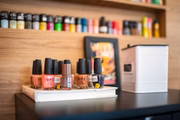 O carro-chefe da casa é a nail art, unhas com cores e desenhos diferentões