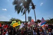 Servidores protestam contra a reforma administrativa e pedem impeachment