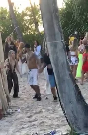 Gabriel Medina, então, arrasta o jogador