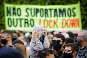 Dezenas de pessoas, inclusive políticos, estiveram no protesto