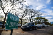 Fila da vacinação contra a Covid-19 no drive-thru do Parque da Cidade