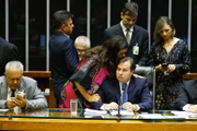 Rodrigo Maia assume os trabalhos e ganha um beijo da relatora do decreto, deputada Laura Carneiro