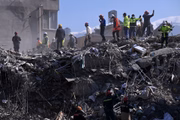 Bombeiros e voluntários ajudam na busca por sobreviventes após terremoto na Turquia e na Síria