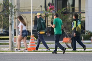 Grupos de bolsonaristas sobem a pé até o Aeroporto Internacional de Brasília para recepcionar o ex-presidente Bolsonaro no desembarque