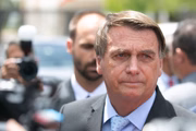 Bolsonaro fala com a imprensa após almoço com embaixadores