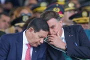 Bolsonaro conversa com o vice, general Hamilton Mourão.