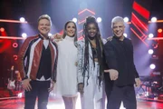 Batalhas – Com as equipes formadas, os técnicos vão dividir seus times em duplas para duelar cantando a mesma música. Ao final da apresentação, ele vai decidir qual dos dois candidatos permanecerá. Nessa etapa, os técnicos poderão usar o famoso “Peguei” para resgatar os eliminados de cada performance. Com esse recurso, cada um poderá incluir até três novos participantes no seu time. O botão de bloqueio poderá ser usado também durante as “Batalhas”, tirando o time rival da disputa pelo candidato eliminado.