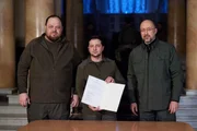 O presidente ucraniano, Volodymyr Zelenskyy, assina o contrato do país pedido de adesão à União Europeia
