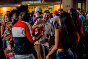 <strong>Músicas originais:</strong> a série conta com composições para acompanhar a jornada de Doni, Nando e Rita. Inclusive o ator Jottapê, que interpreta o MC Doni, é um MC conhecido "na vida real" pela música <a href="https://www.youtube.com/watch?v=p86_Aj8x014">Sentou e Gostou</a> versão de funk de Old Town Road