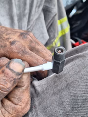 Dependente químico segura cachimbo de crack na região da Luz, em São Paulo