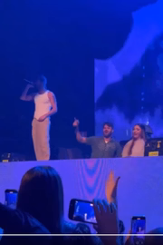 O duo de música eletrônica The Chainsmokers com a debutante 