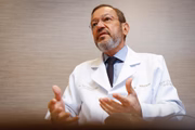 O médico atende em Brasília quinzenalmente