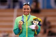 Rebeca Andrade da Seleção do Brasil posa com a medalha de ouro durante a cerimônia de medalha final do salto feminino no nono dia dos Jogos Olímpicos de Tóquio 2020