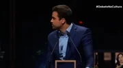 Percebendo que o candidato do PSDB se direcionava a ele com uma cadeira, Marçal continua a provocação: "Vai"