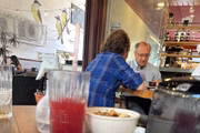 O vice-presidente Geraldo Alckmin tomando café com o presidente do Ibama, Rodrigo Agostinho