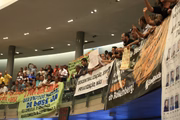 Manifestantes contrários e favoráveis à mudança da gestão do HBDF acompanham sessão na galeria da CLDF