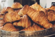 De massa folhada, o croissant tem sua origem reivindicada por diversas nações