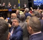 Irritado, Quaquá xinga Nikolas Ferreira e continua filmando grupo
