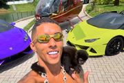 Buzeira posa com seu macaquinho de estimação, dois carros de luxo e um helicóptero