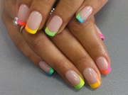 Inspirações <i>neon rainbow</i> completam um look descolado 