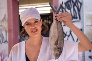 Josiane (Agatha Moreira) vira vendedora de peixe