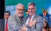 Paulo Teixeira toma posse como ministro ao lado de Lula
