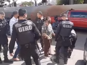 Idosa tenta interferir na violência policial contra o advogado Orcélio em Goiânia, Goiás